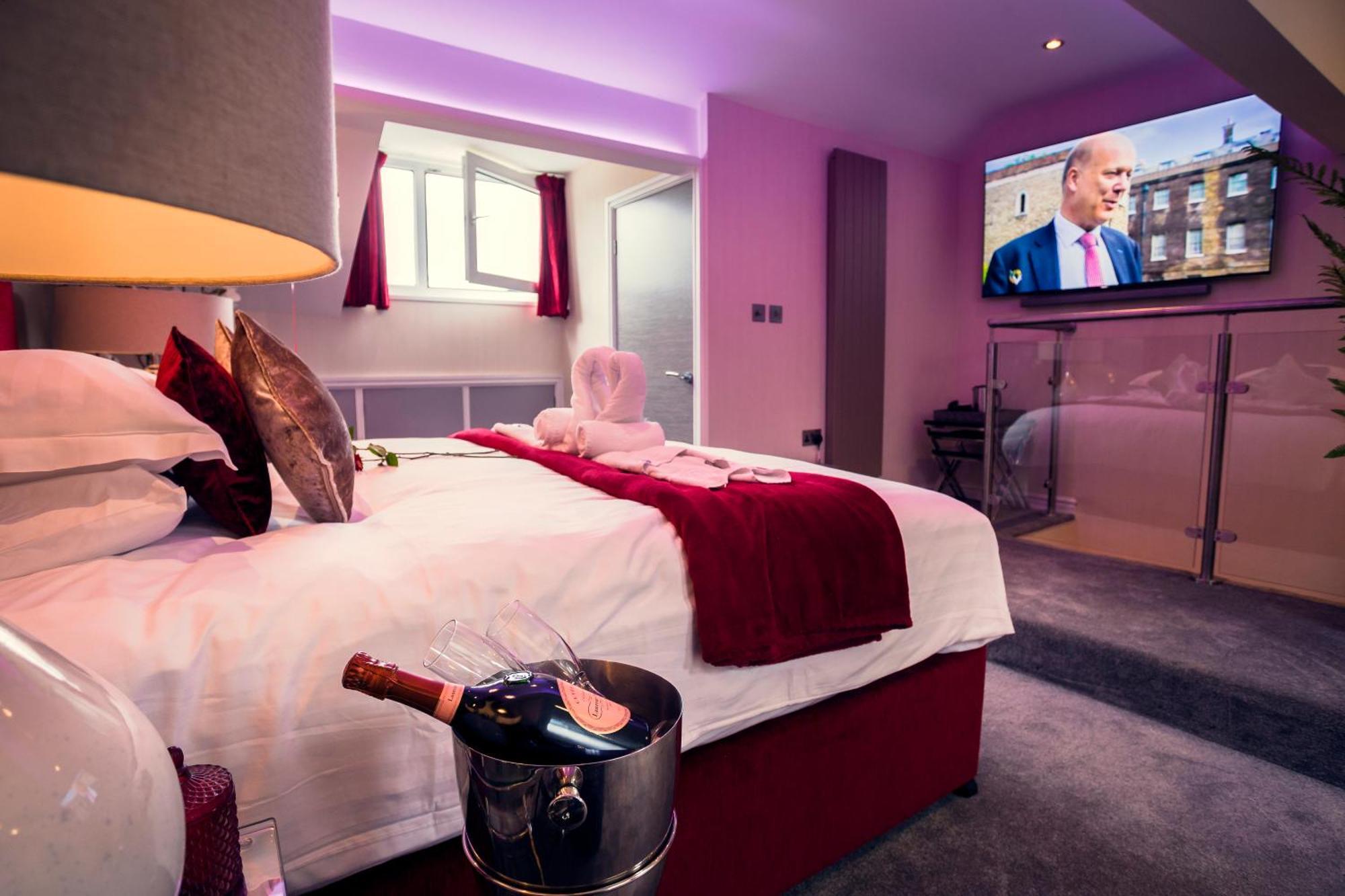 Aphrodites Group - Luxury Hot Tub Suites In Central Lake District! Bowness-on-Windermere Esterno foto